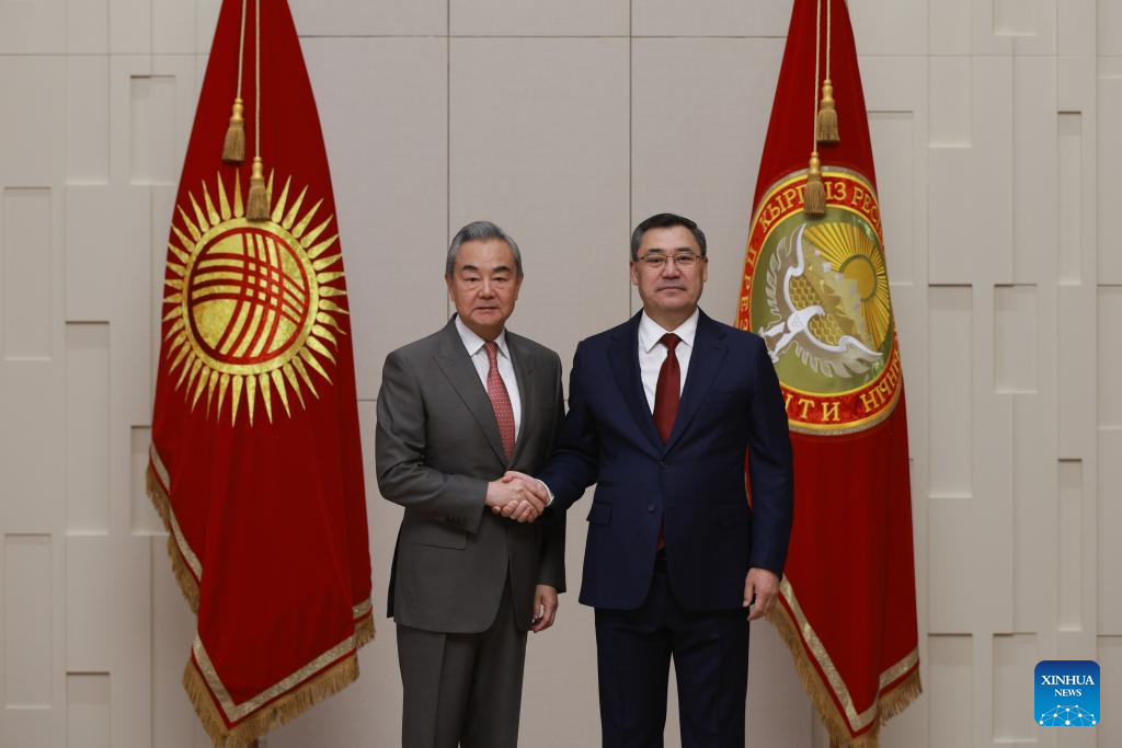 Presidente quirguiz reúne-se com chanceler chinês para fortalecer cooperação