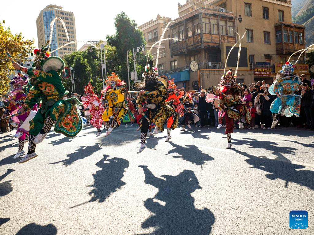 Moradores celebram Festival do Ano Novo da Etnia Qiang em Sichuan, no sudoeste da China