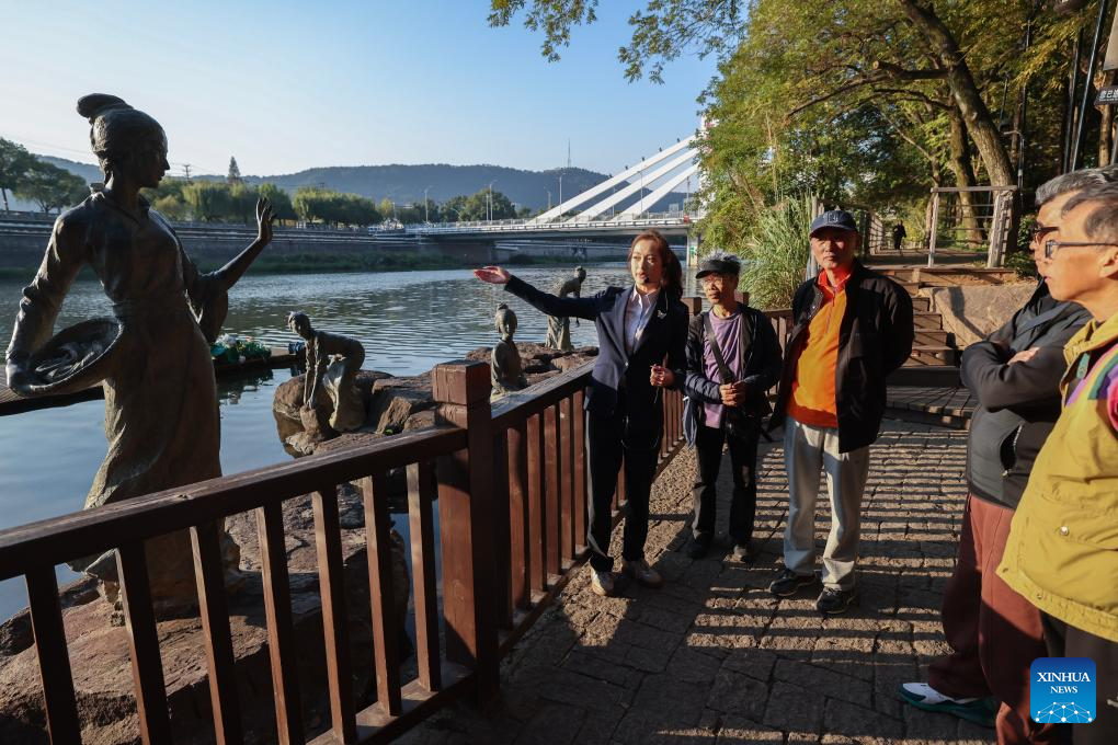 Cidade chinesa de Zhuji em Zhejiang forma equipe de guias turísticos de alta qualidade para promover turismo local