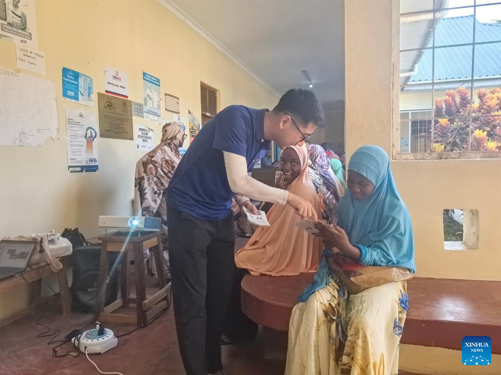 Médicos chineses promovem saneamento e oferecem serviços clínicos gratuitos em Zanzibar, Tanzânia