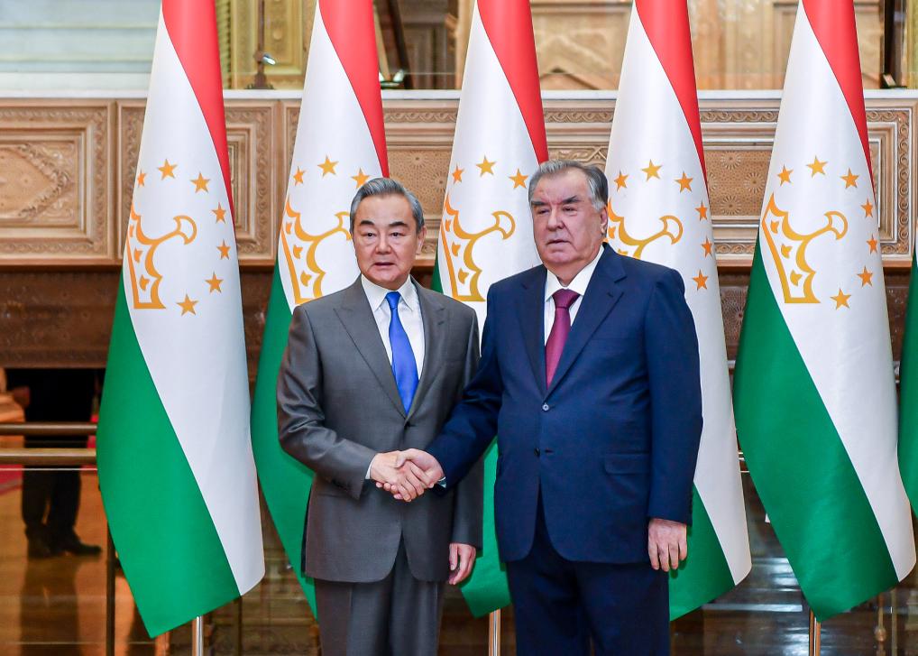 Presidente do Tadjiquistão reúne-se com ministro das Relações Exteriores da China