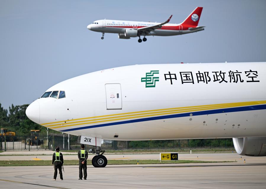 (Multimídia) Volumes de passageiros e carga internacionais aumentam 20% em outubro, diz aviação chinesa