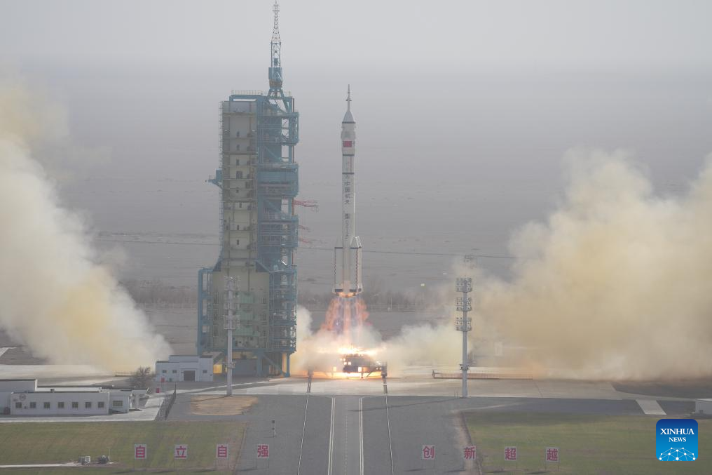 China coloca Shenzhou-22 em órbita, completando primeiro lançamento de emergência em seu programa espacial tripulado