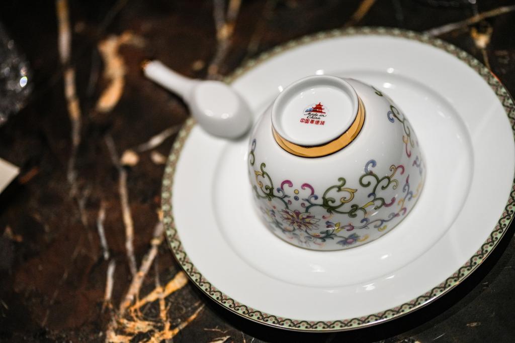 Legados compartilhados em azul e branco unem centros de produção de cerâmica do Reino Unido e da China