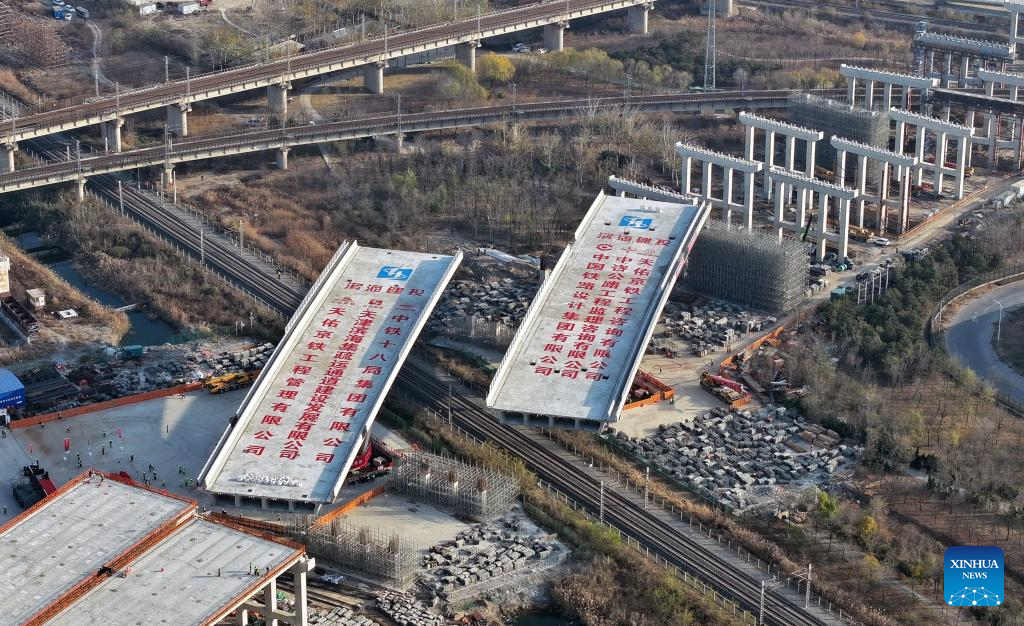 Pontes giratórias paralelas da via expressa Xinggang em Tianjin completam rotação