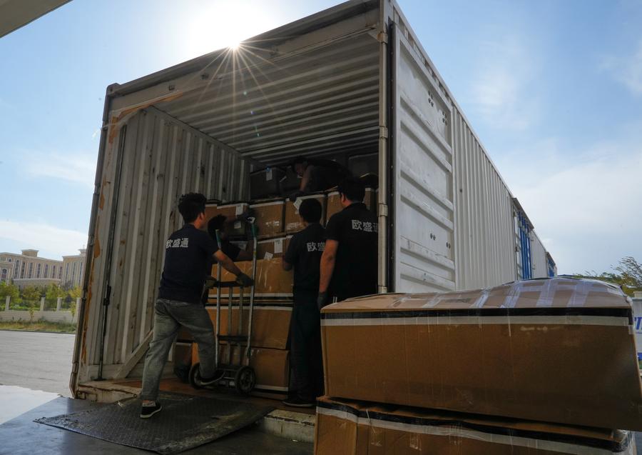 (Multimídia) Principal porto terrestre de Xinjiang na China registra mais de 7 mil viagens de trens de carga entre China e Europa