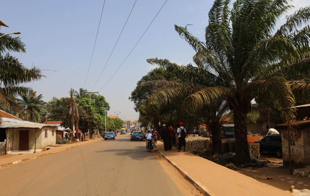 Foto tirada em 26 de novembro de 2025 mostra uma cena de rua em Bissau, capital da Guiné-Bissau. (Foto por Darcio/Xinhua)