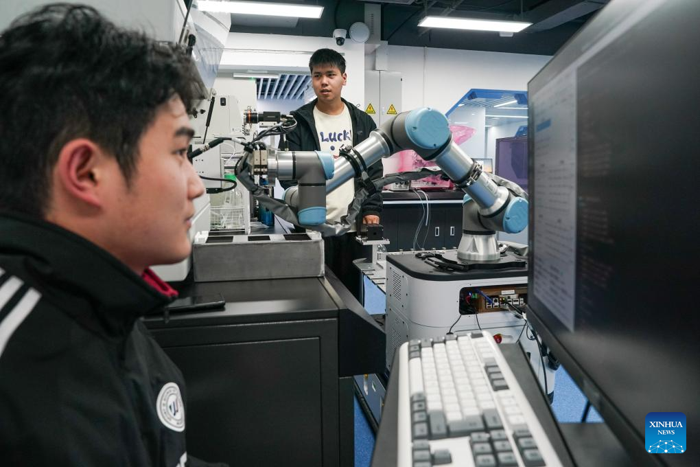 Equipe de pesquisa da Universidade de Ciência e Tecnologia da China em Hefei se dedica ao desenvolvimento de robôs humanóides
