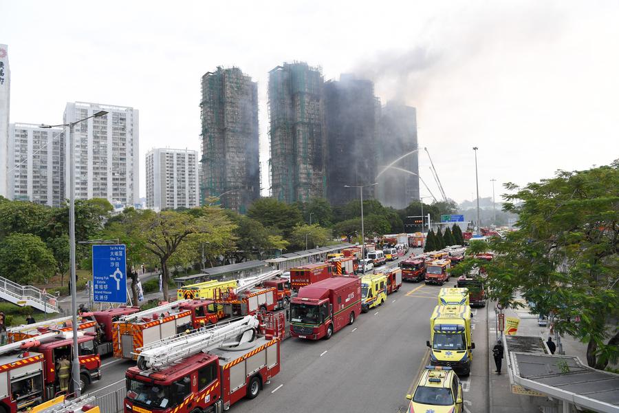 (Multimídia) Parte continental corre para ajudar Hong Kong a combater incêndio em complexo residencial