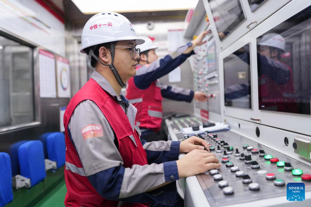 Tuneladora "Dinghai" ultrapassa 5.000 metros perfurados no túnel subaquático de Jintang em Zhejiang