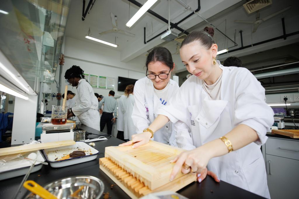 Foto mostra estudantes da Faculdade de Farmácia da Universidade de Lisboa preparando medicamentos tradicionais chineses em um laboratório da Faculdade de Farmácia da Universidade de Medicina Tradicional Chinesa de Jiangxi, em Nanchang, Província de Jiangxi, sul da China, em 27 de abril de 2025. (Universidade de Medicina Tradicional Chinesa de Jiangxi/Divulgação via Xinhua)
