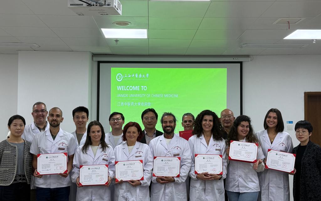 Foto mostra cerimônia de formatura do Curso de Treinamento em Técnicas Especializadas de Diagnóstico e Tratamento de MTC para o Exterior de 2025 do Centro Sino-Português de Medicina Tradicional Chinesa, no campus do Lago Oeste do Hospital Subordinado à Universidade de Medicina Tradicional Chinesa de Jiangxi, em Nanchang, Província de Jiangxi, sul da China, em 13 de novembro de 2025. (Xinhua/Pan XiaoJing)