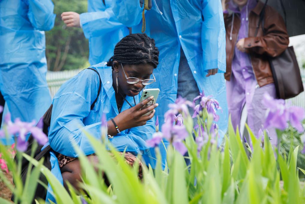 Foto mostra estudantes da Faculdade de Farmácia da Universidade de Lisboa visitando jardim de cultivo de ervas da medicina tradicional chinesa da Universidade de Medicina Tradicional Chinesa de Jiangxi, em Nanchang, Província de Jiangxi, sul da China, em 24 de abril de 2025. (Universidade de Medicina Tradicional Chinesa de Jiangxi/Divulgação via Xinhua)