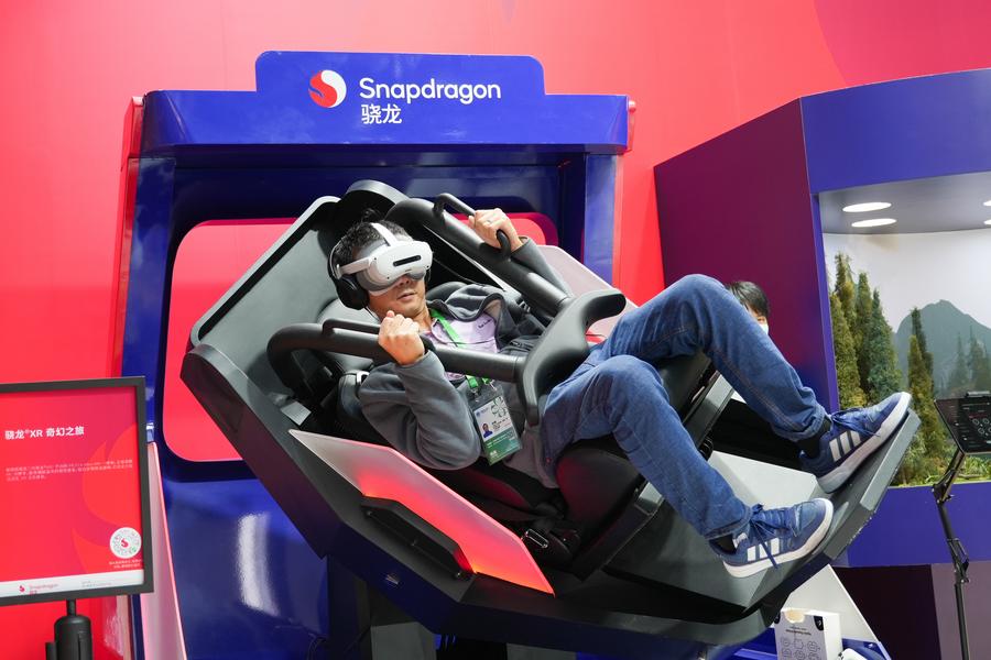Um visitante experimenta um dispositivo XR na área de exposição de Indústria Inteligente e Tecnologia da Informação da 8ª Exposição Internacional de Importação da China (CIIE) em Shanghai, leste da China, em 6 de novembro de 2025. A 8ª CIIE, realizada em Shanghai entre 5 e 10 de novembro, mostra equipamentos avançados, tecnologias de ponta e produtos inovadores em áreas como ciência e tecnologia, manufatura e indústria médica. (Xinhua/Zhang Ziyu)