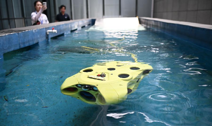 Um robô subaquático inteligente é testado em um instituto provincial de robótica inteligente em Dongguan, Província de Guangdong, sul da China, em 24 de junho de 2025. Nos últimos anos, a Província de Guangdong tomou várias medidas para desenvolver a indústria de robótica. (Xinhua/Deng Hua)