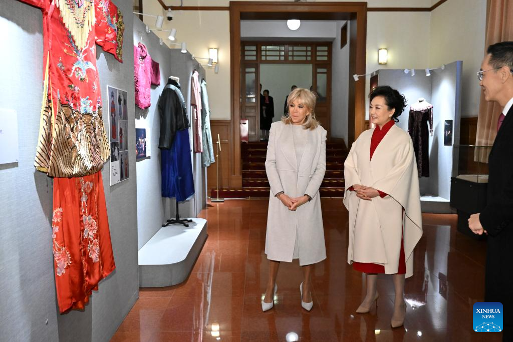 Peng Liyuan e Brigitte Macron visitam Teatro de Arte Popular de Beijing