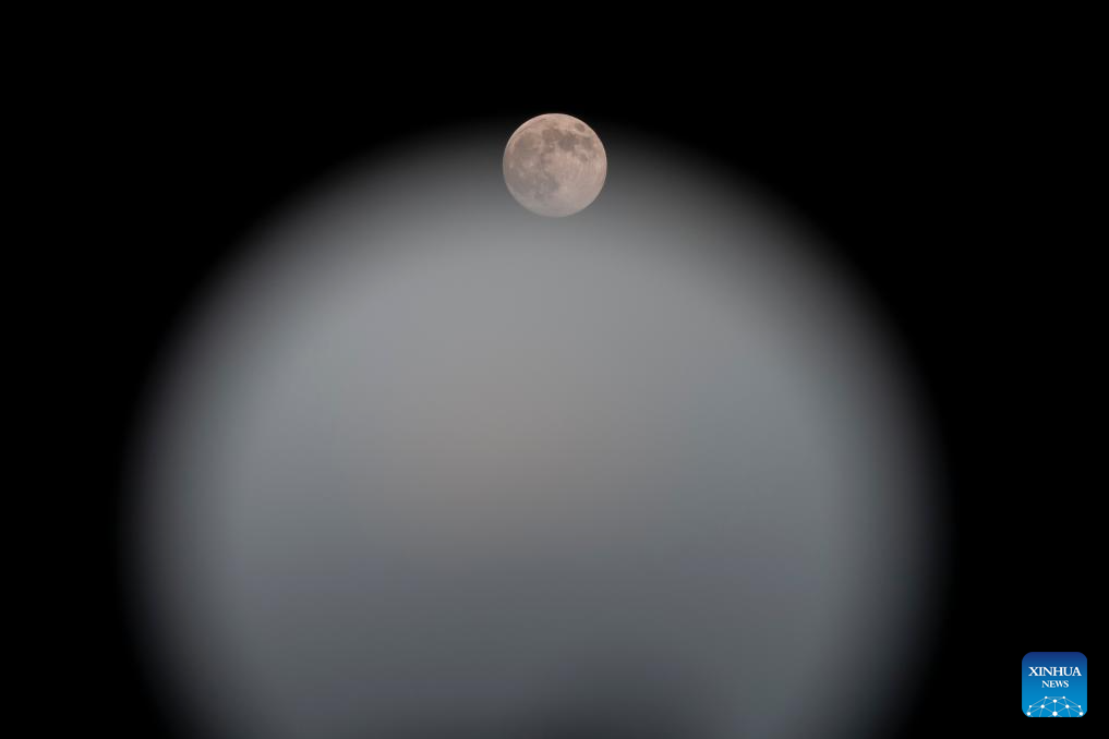 Fotógrafos registram imagens da bela lua cheia na China