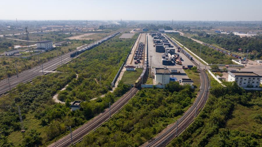 Após quatro anos, ferrovia transfronteiriça construída pela China ganha popularidade e abre oportunidades no Laos
