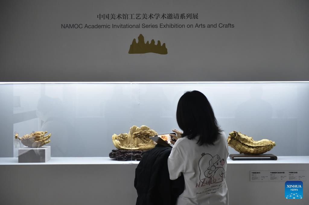 Exposição "O Caminho da Maestria: A Arte da Escultura em Bambu e Madeira de Hong Jianhua" atrai visitantes em Beijing