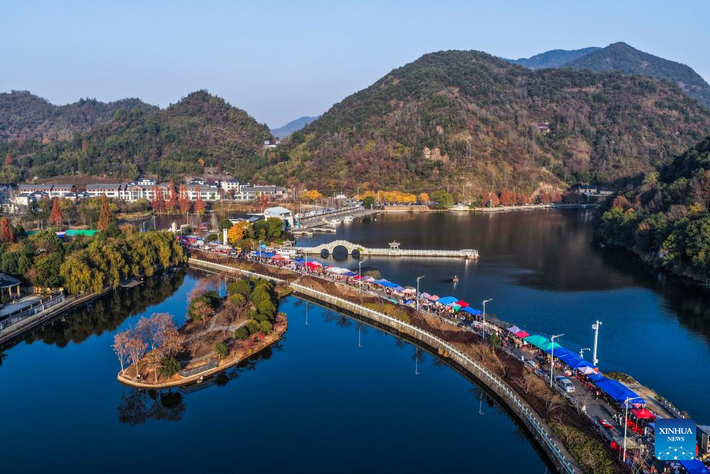 Feira de agricultores tem início na Cidade de Qiantan, na Província de Zhejiang, leste da China