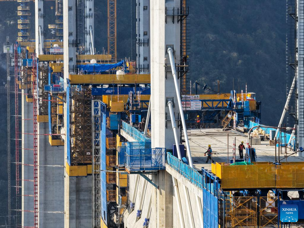 Avançam as obras da Grande Ponte Renhe da ferrovia de alta velocidade Xi'an-Chongqing, no sudoeste da China