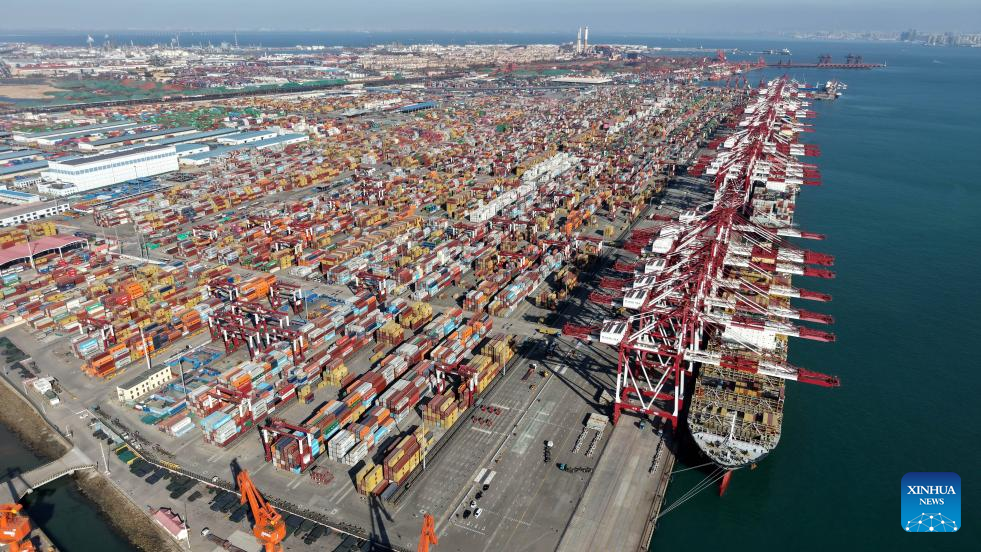 Porto chinês de Qingdao atinge marca de 700 milhões de toneladas de carga movimentada em 2025