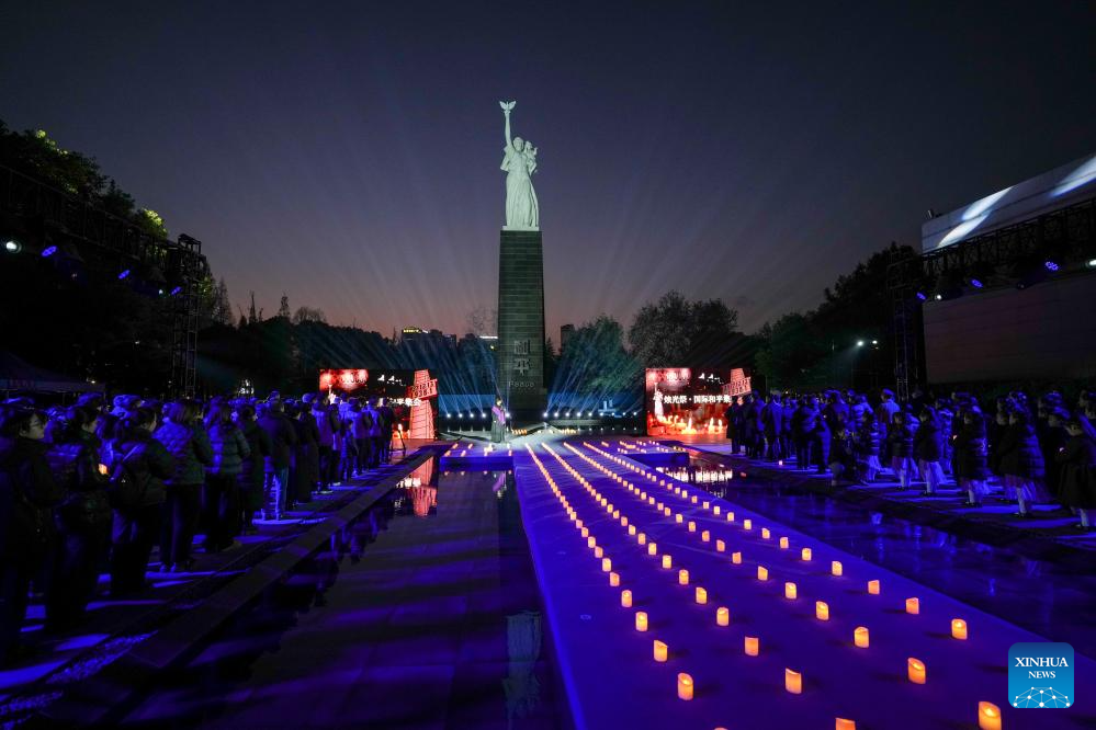 Nanjing realiza cerimônia à luz de velas em homenagem às vítimas do massacre