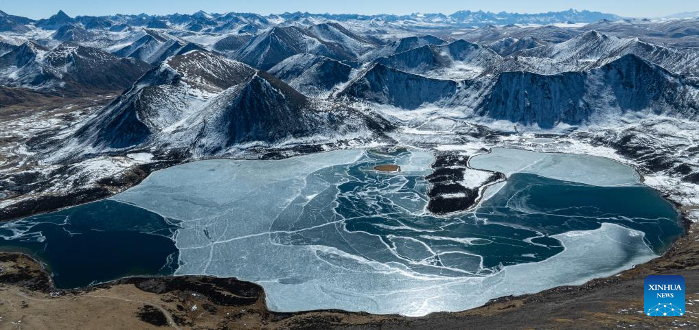 Paisagem de lago no Distrito de Maizhokunggar, em Xizang