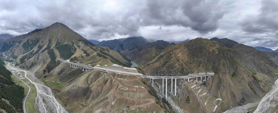 (Multimídi) Túnel rodoviário mais longo do mundo será aberto ao tráfego em Xinjiang até o final do ano