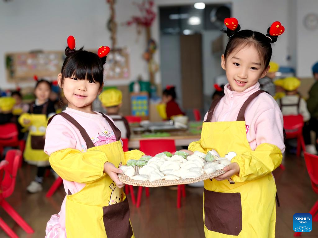 Crianças no norte da China aprendem a fazer jiaozi para Solstício de Inverno