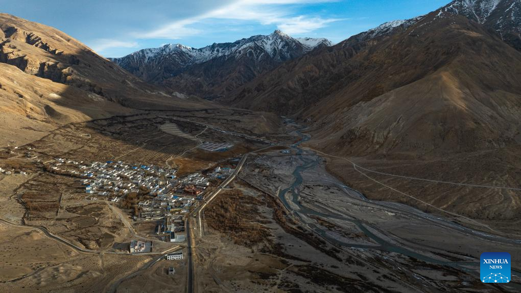 Moradores celebram tradicional "Véspera de Gutu" antes do Ano Novo Tibetano em Xizang, no sudoeste da China