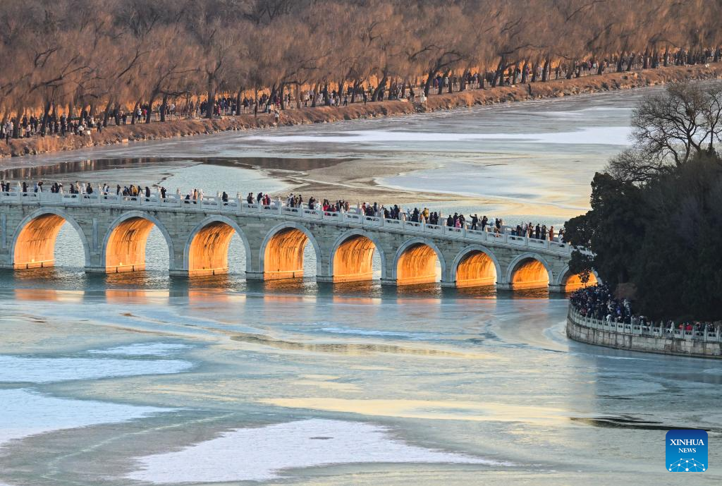Frio congela paisagem do Palácio de Verão em Beijing