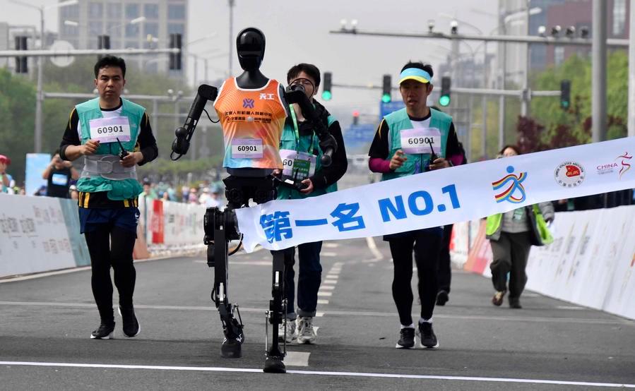 (Multimídia) Meia maratona de robôs humanoides em E-Town de Beijing é marcada para abril de 2026