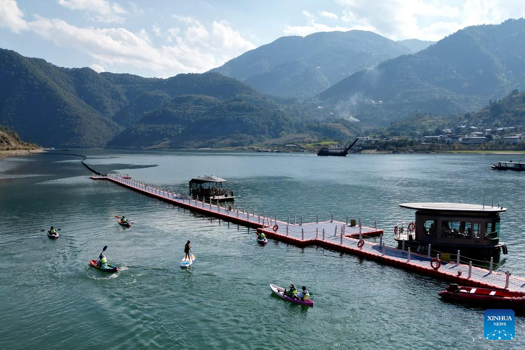 Esportes aquáticos e turismo cultural revitalizam economia rural na Vila de Gonglang, na Província de Yunnan