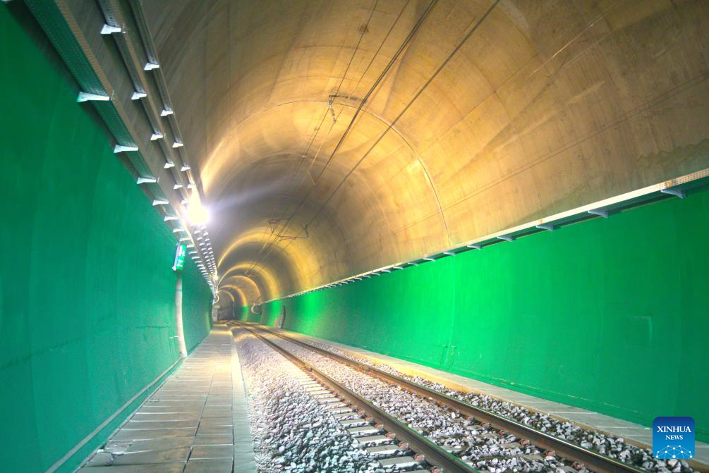 Ferrovia moderna construída pela China começa a operar na Geórgia