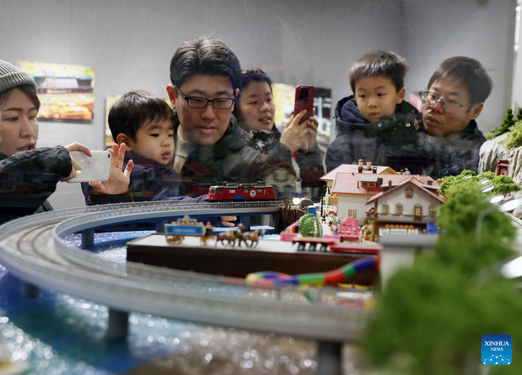 Exposição de trens em miniatura acontece em Shanghai