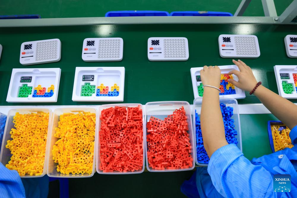 Brinquedos educativos inteligentes da província chinesa de Guangdong ganham espaço no mercado global