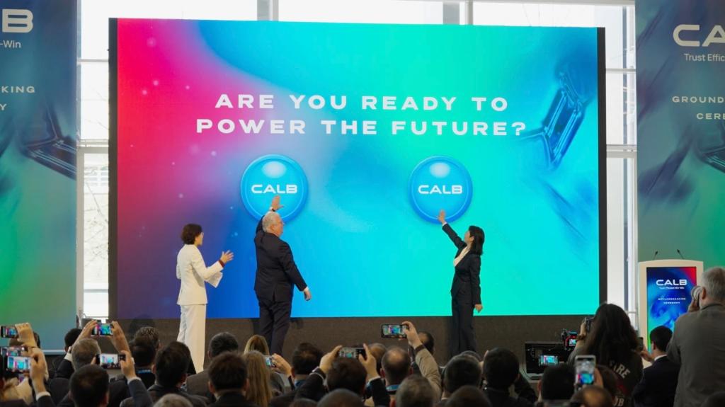 Foto tirada em 24 de fevereiro de 2025 mostra a cerimônia de inauguração de uma gigafábrica de IA com emissão zero de carbono construída pela China Aviation Lithium Battery (CALB), líder chinesa em baterias de energia, no Porto de Sines, Portugal. (Xinhua)