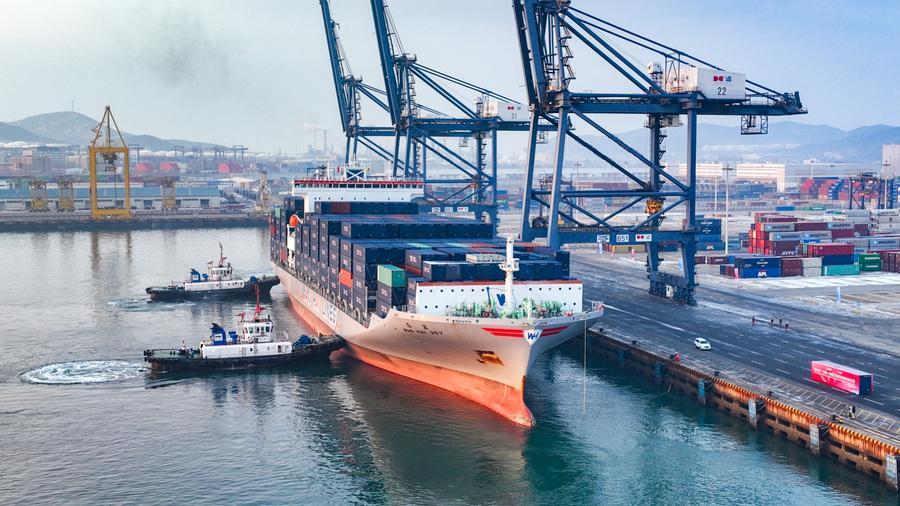 Navio porta-contêiner "WAN HAI 357" atracando no porto de Dalian, na Província de Liaoning, nordeste da China, em 2 de janeiro de 2024. Este navio porta-contêiner chegou ao porto de Dalian em 23 de dezembro de 2025, marcando o lançamento de uma rota regular de navios porta-contêineres ligando o porto de Dalian à costa oeste da América do Sul. (Liaoning Port Group/Divulgação via Xinhua)