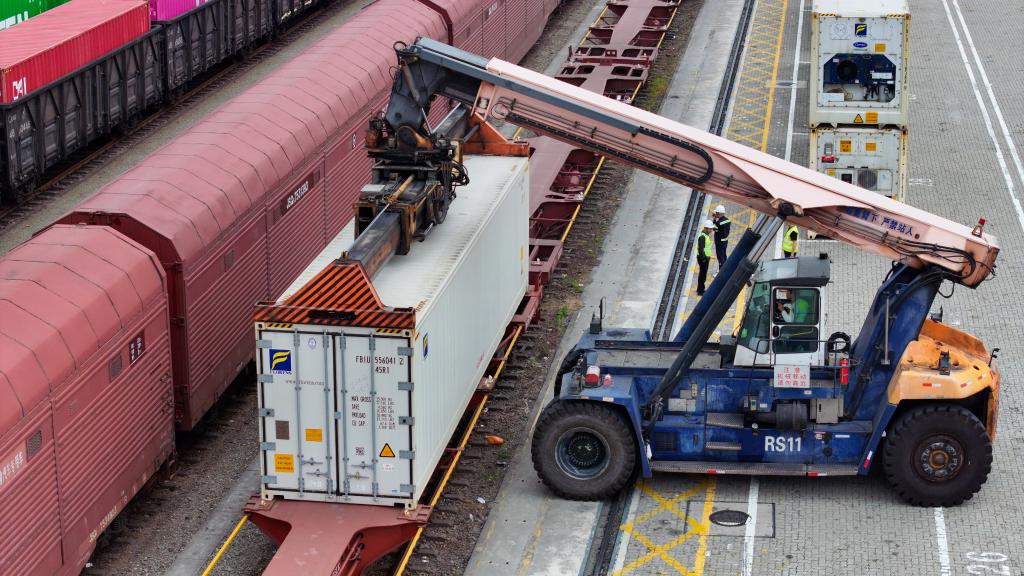 Foto tirada por drone mostra contêineres com suco congelado brasileiro sendo carregados em um trem da cadeia de frio no Porto de Yantian, em Shenzhen, Província de Guangdong, no sul da China, em 22 de janeiro de 2025. (Xinhua/Mao Siqian)