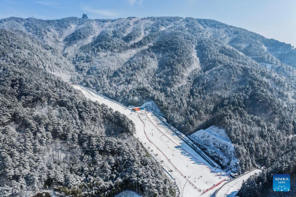 Esportes de inverno ganham popularidade em Zhejiang, no leste da China