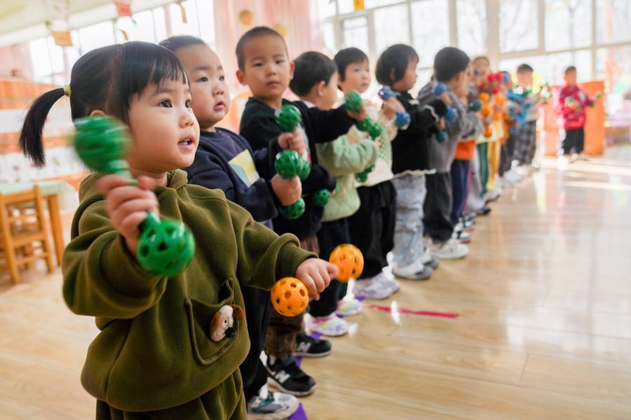 (Multimídia) China lança nova rodada de inscrições de subsídios para cuidados infantis a nível nacional