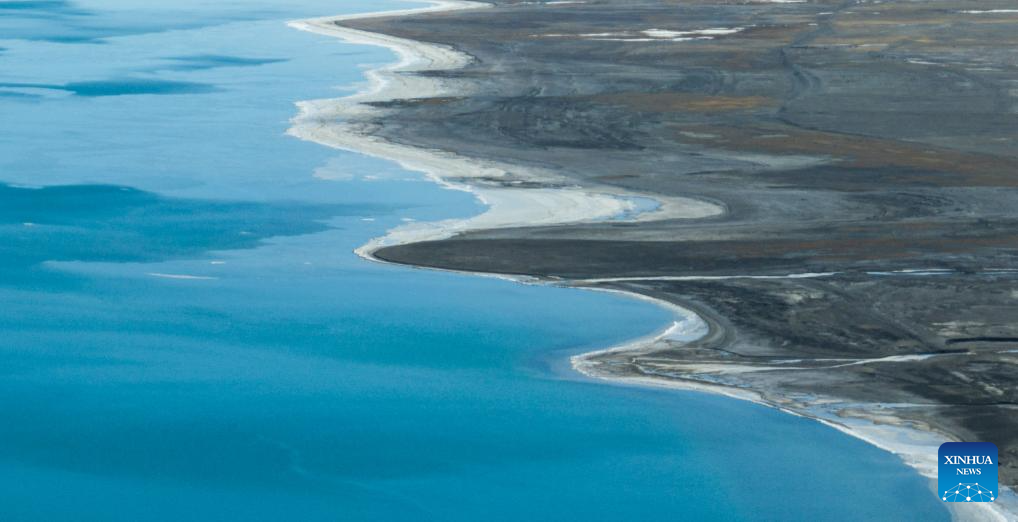 Paisagem de inverno do Lago Baiku, na Cidade de Xigaze, sudoeste da China