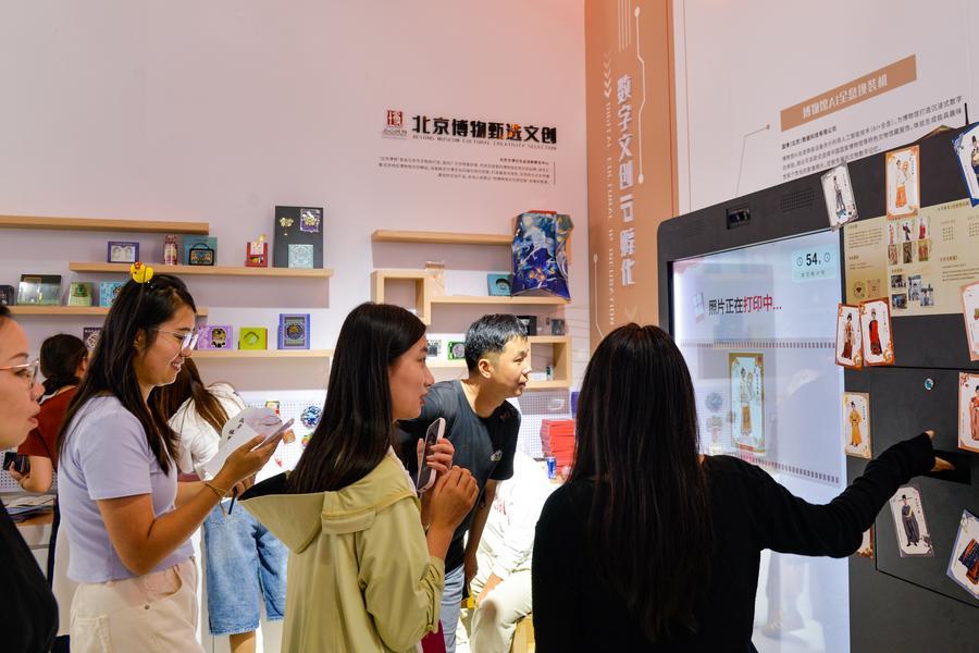 (Multimídia) Beijing objetiva atingir um trilhão de yuans na indústria de IA em dois anos, de acordo com novo plano de ação