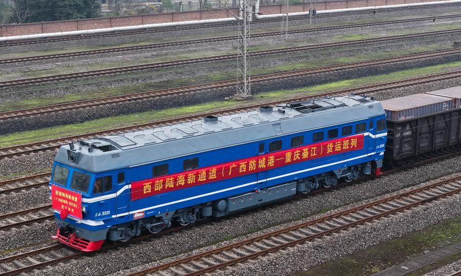 (Multimídia) Volume de cargas de corredor comercial emblemático da China atinge recorde em 2025