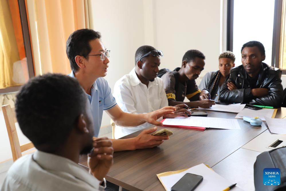 Destaque: Graduados ruandeses formados na China levam habilidades para o desenvolvimento de seus países