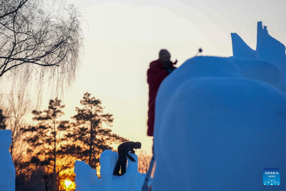 Esculturas de neve ganham forma na competição internacional de Harbin