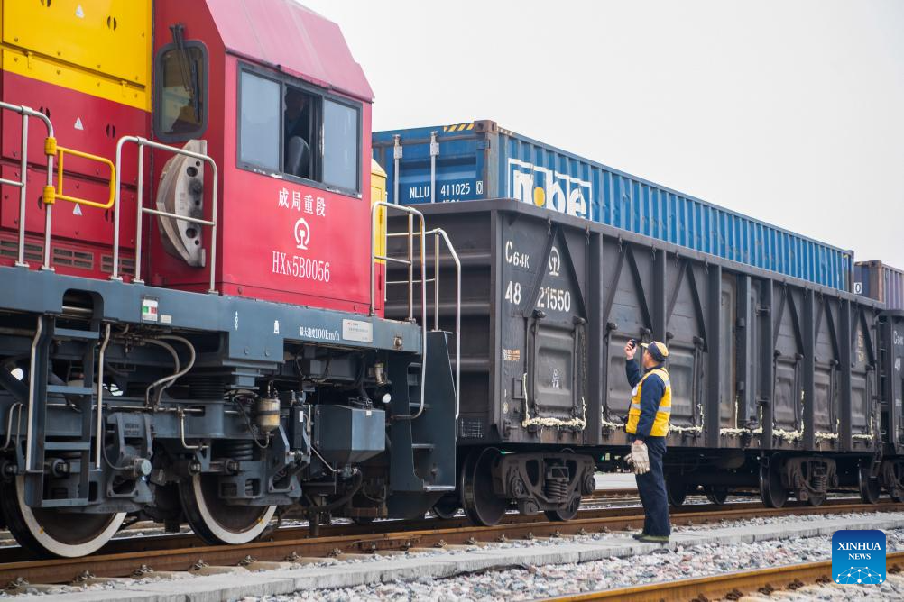 Trem de carga intermodal ferroviário-marítimo carregado com veículos elétricos parte de Chongqing, no sudoeste da China