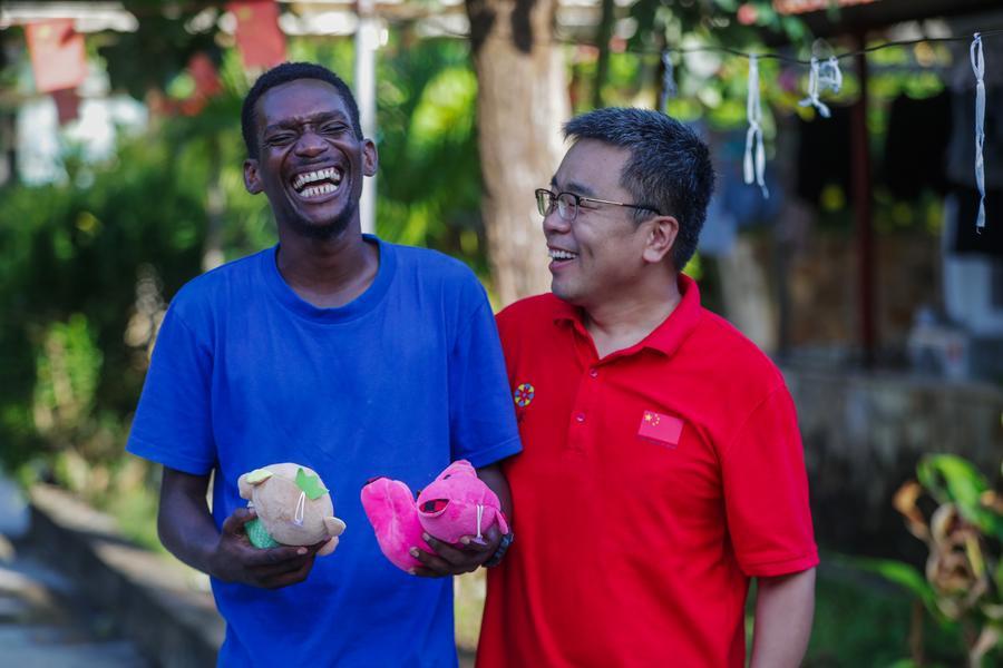 Médicos chineses ajudam colegas zanzibarianos a desenvolver habilidades e confiança
