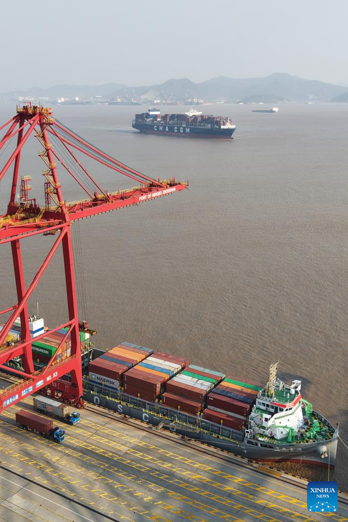 Porto de Ningbo-Zhoushan supera 1,4 bilhão de toneladas de movimentação de carga em 2025